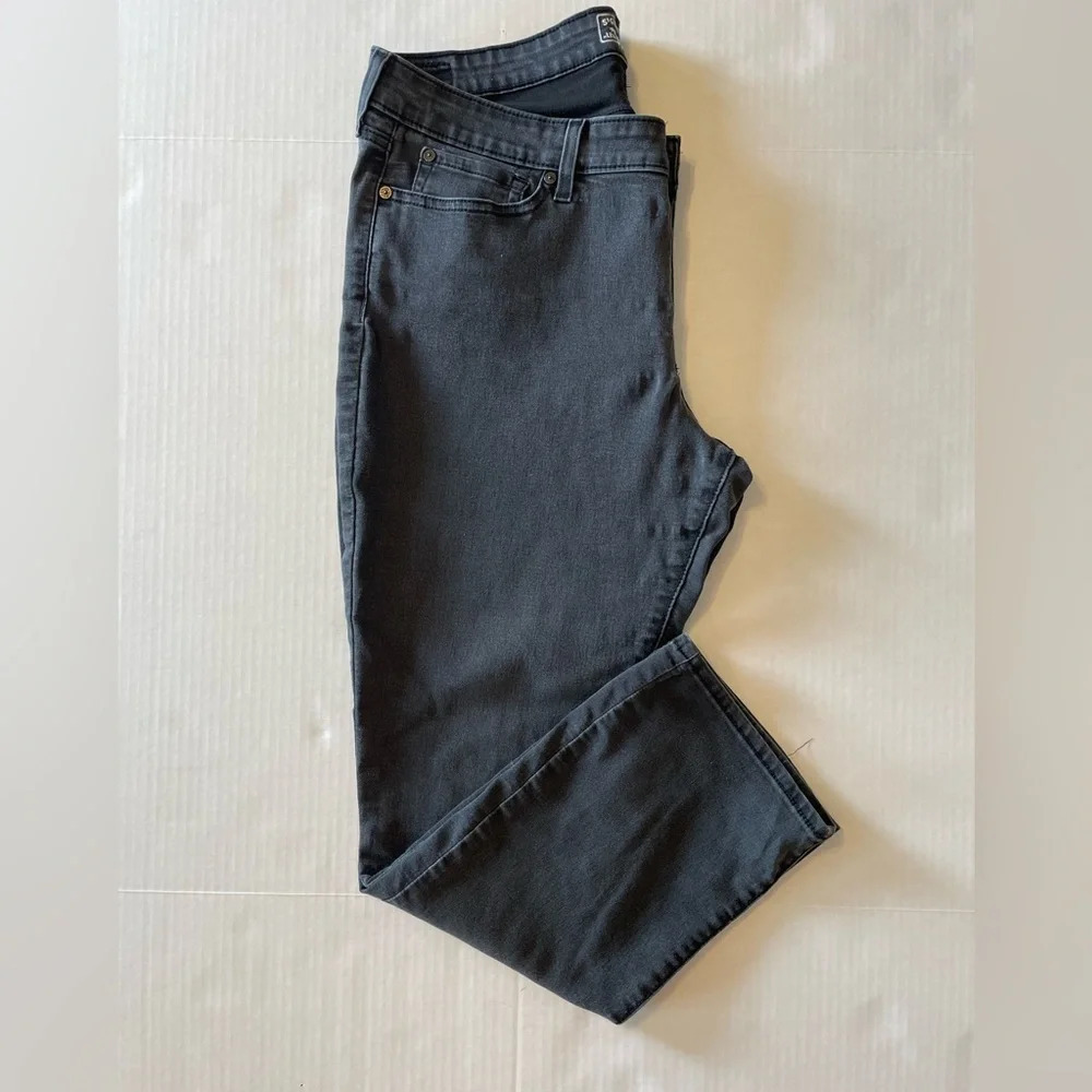 Levi Signature Modern Straight black jeans size 35x30